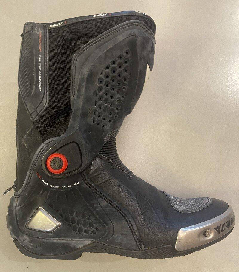Macacão Dainese 2 Peças Tamanho 52 + Par de Botas Dainese + Protetor de Coluna e Tórax Dainese + Par de Luvas Alpinestars - Usado
