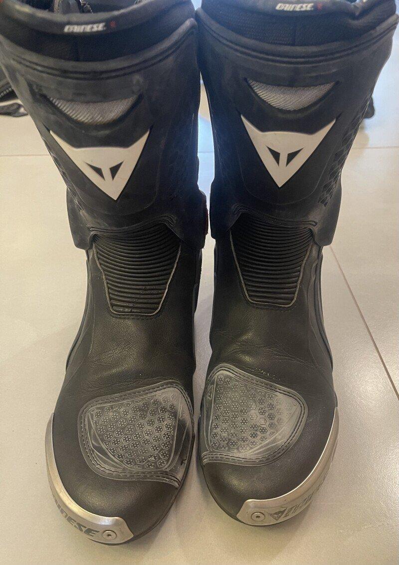 Macacão Dainese 2 Peças Tamanho 52 + Par de Botas Dainese + Protetor de Coluna e Tórax Dainese + Par de Luvas Alpinestars - Usado